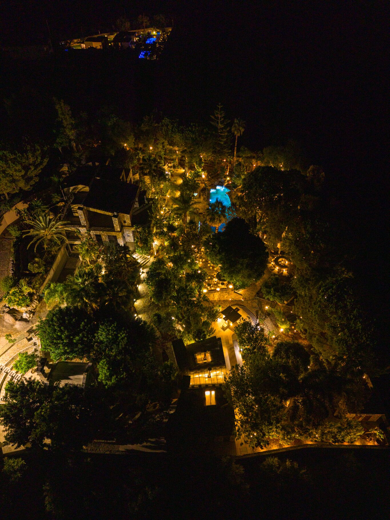 Το φωτισμένο Κτήμα Rock Eagle από ψηλά τη νύχτα